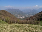 72 Scendendo verso il Colle di Sant'Anna bella vista sulla conca di Zogno